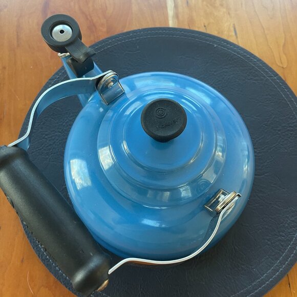 Le Creuset Classic Whistling Tea Kettle Marseille Blue 1.6L / 1.70Qt - Picture 3 of 5